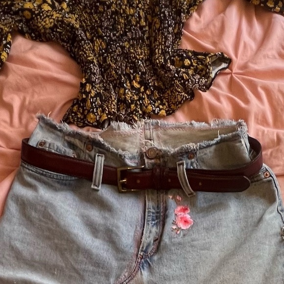 Classic Brown Leather Belt with Gold Buckle - Picture 9 of 10